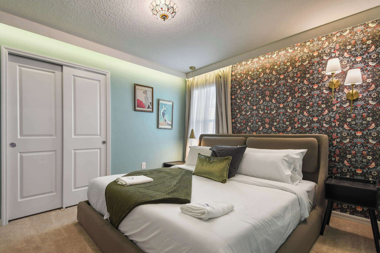 Bedroom 3, Luxurious Windsor Cay Retreat With Theater & Pool, Lake