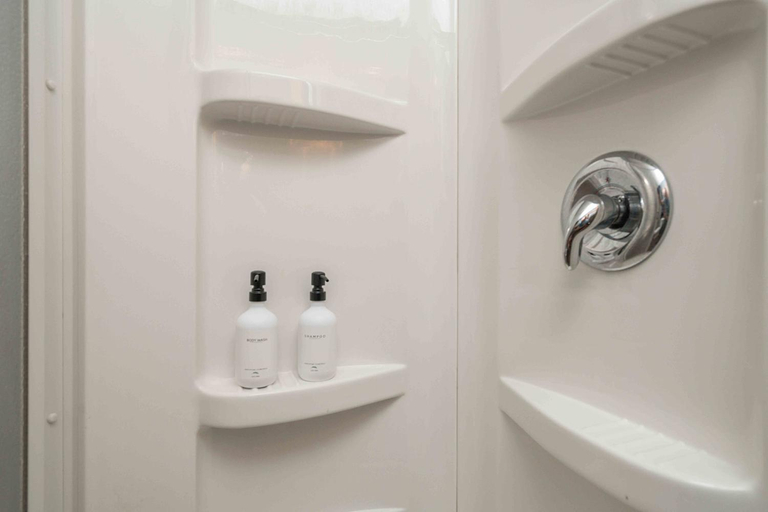 Shower 5, Grand Palace, Minnehaha