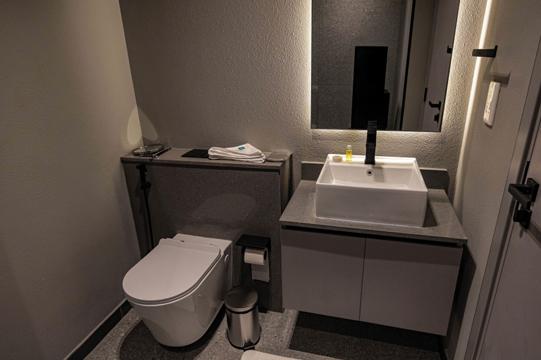 Bathroom, Bloomfields Modern STU MAG Eye In MBR, Dubai