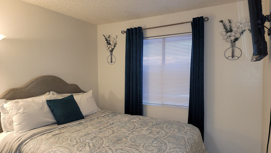 Bedroom 2, Pine Grove - Cozy Tempe 1br Apartment, Maricopa