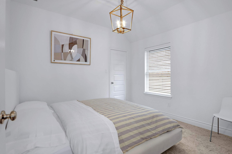 Bedroom 3, Legacy Haus Modern Stay for 8!, Guadalupe