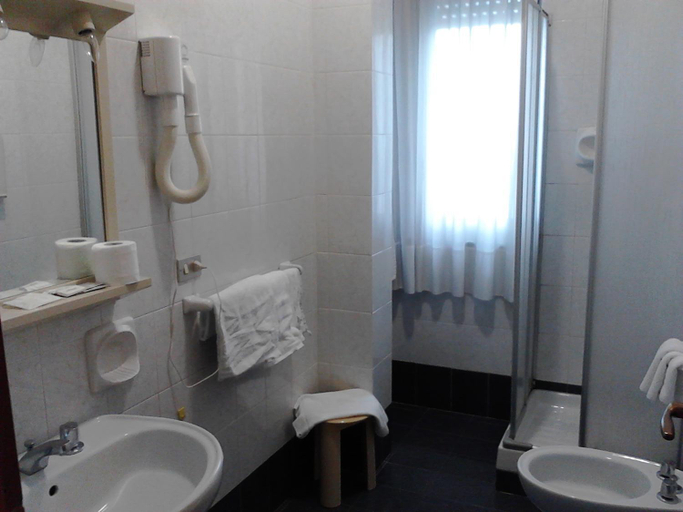 Bathroom 3, Motel Forum, Salerno