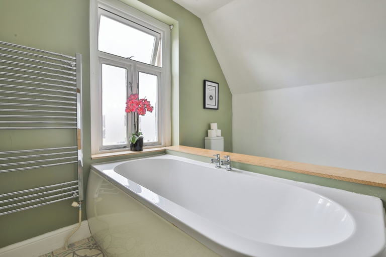 Bathroom 3, 4 Bed House with Pool Table & Parking, Cardiff
