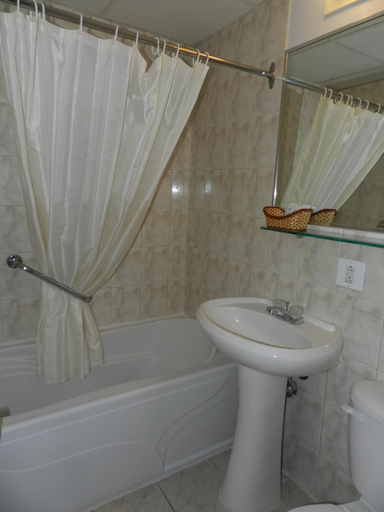 Bathroom 2, L'Auberge de l'Aeroport Inn, Montréal