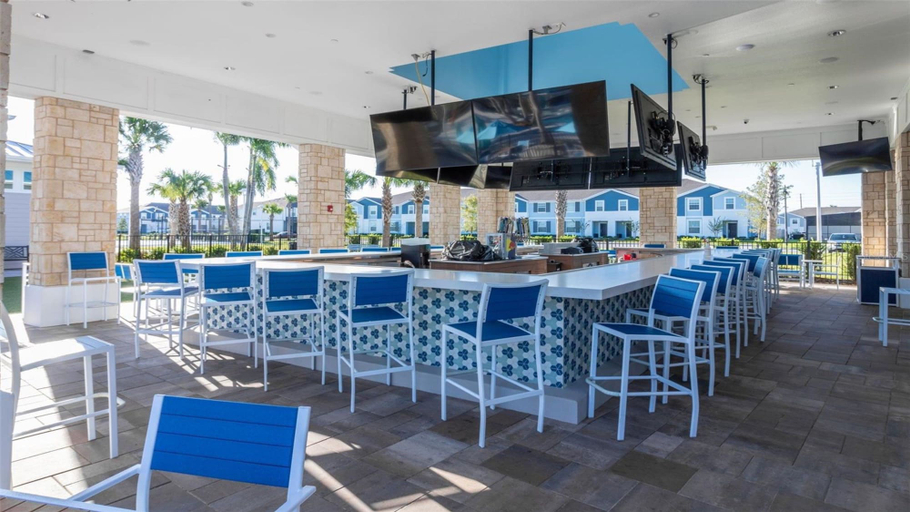 Food & Drinks 5, Modern Resort Home w/ Pool, Spa & Arcade Access, Lake
