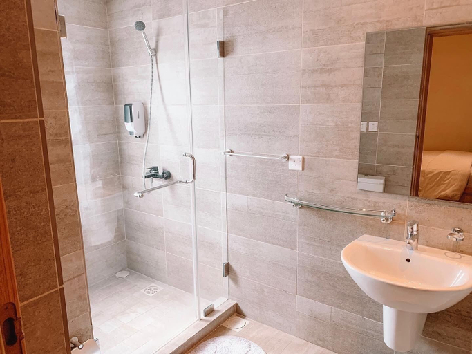 Bathroom 4, Sky Suites Airport, Accra