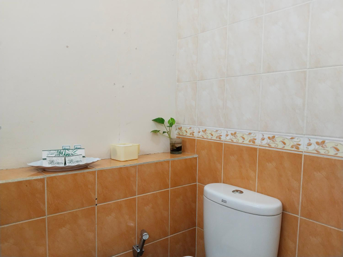 Bathroom 13