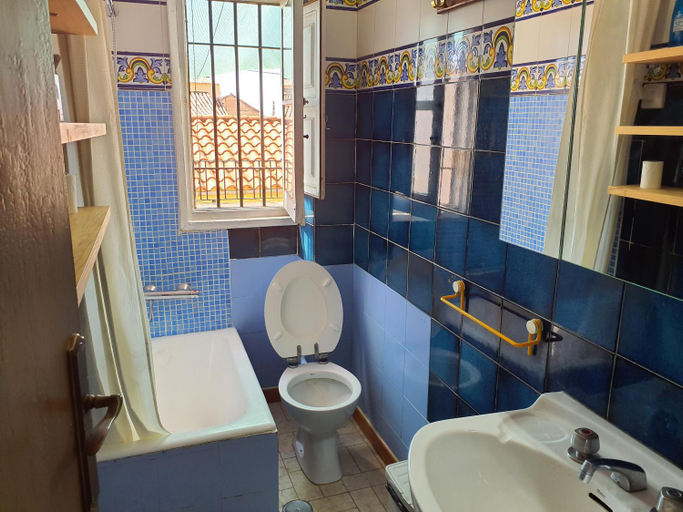 Bathroom 5, Penthouse 1, Granada