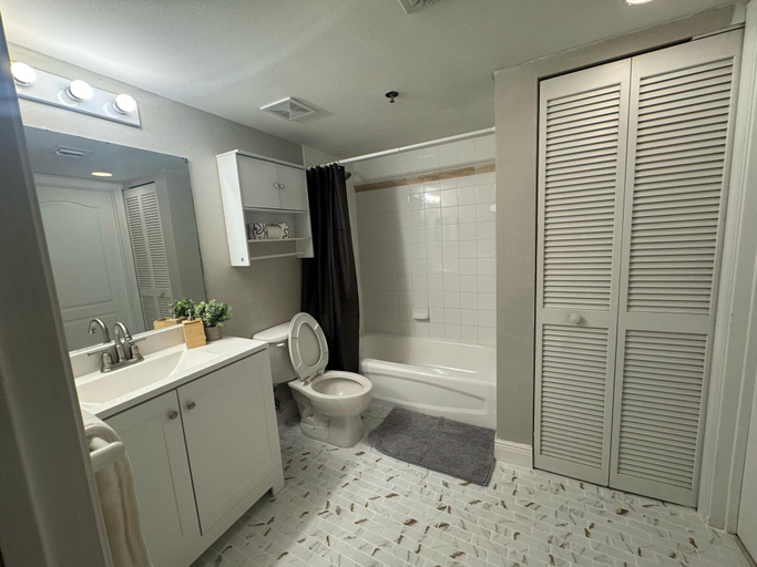 Bathroom 4, Chic Condo in Brickell Pool & Gym, Miami-Dade