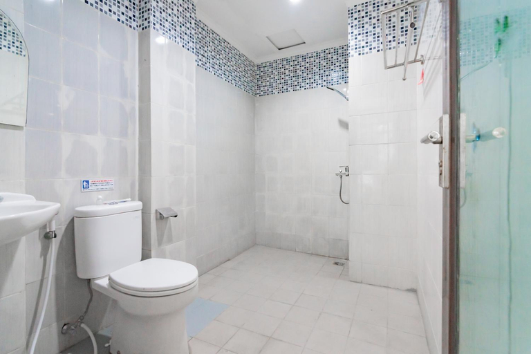 Bathroom 16