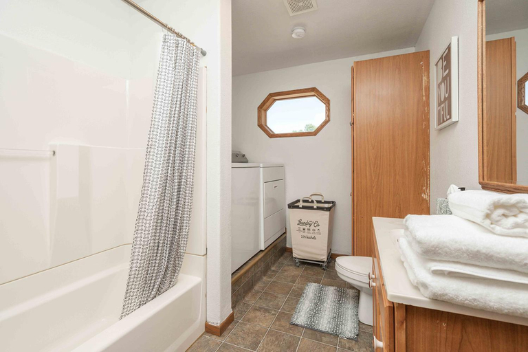 Shower 3, Grand Palace, Minnehaha