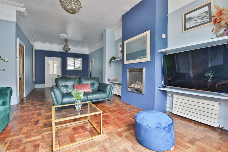 Others 5, 4 Bed House with Pool Table & Parking, Cardiff