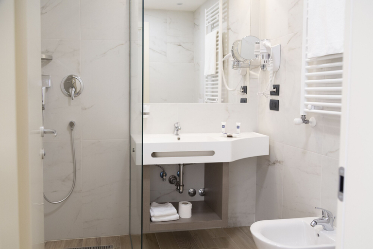 Bathroom 2, Jr Hotels Bocconi Milano, Milano