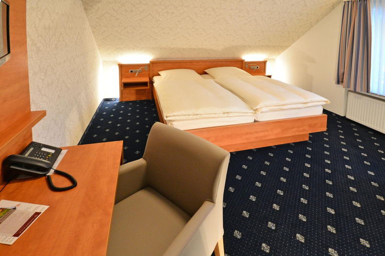 Bedroom, Landgasthaus & Hotel Lindenhof, Helmstedt