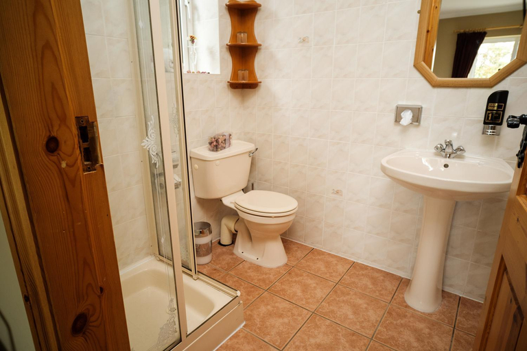 Bathroom, Ardilaun Guesthouse Self Catering