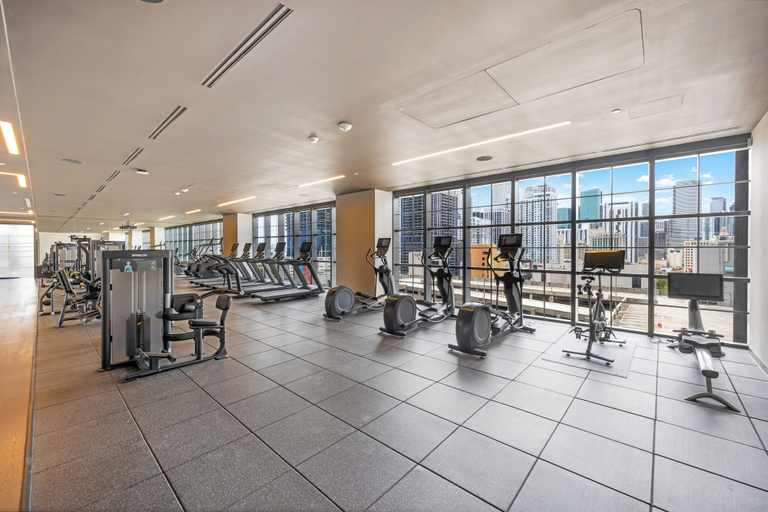 Others 5, Sky High Stay Sleek Studio in Miami, Miami-Dade