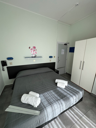 Bedroom 3, Hotel Austria, Rimini