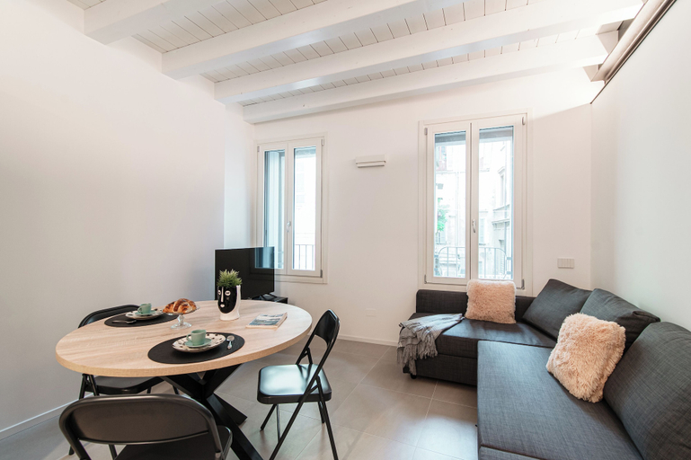 Others 4, Suite JOIVY Lake 11, Como