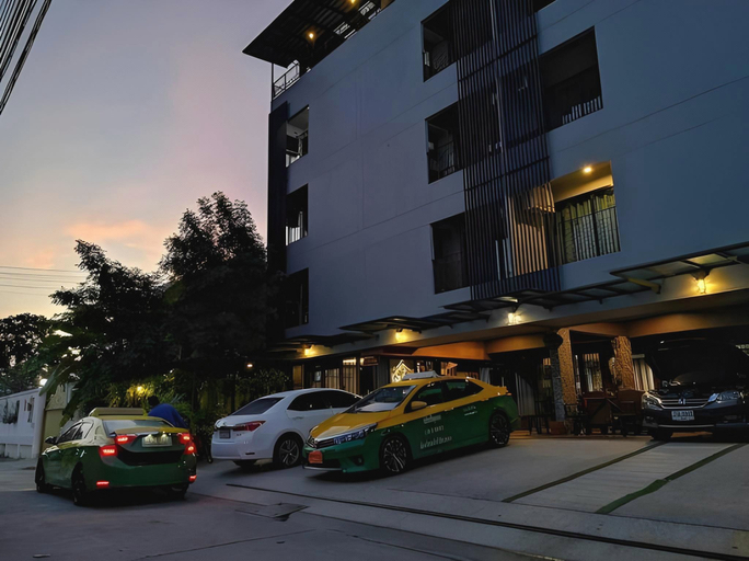Exterior & Views 24