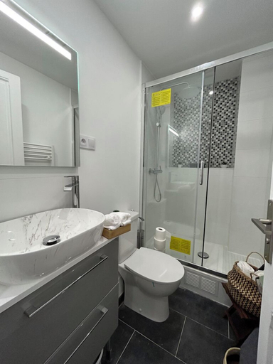 Bathroom 4, APPARTEMENT PROCHE DE PARIS TOUT CONFORT, Seine-Saint-Denis