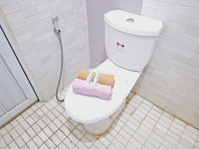 Bathroom 3, Urbanview Roemah Tanjung Blitar, Blitar