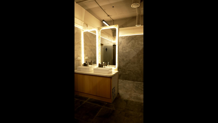 Bathroom 4, BLR Pods, Bangalore
