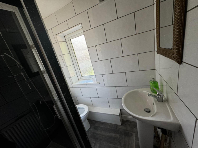 Bathroom, Deluxe Double Bedroom Manchester, Manchester