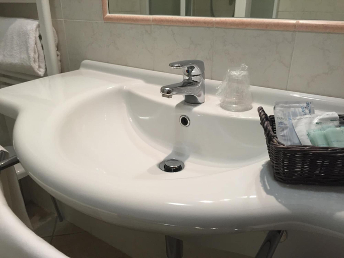 Bathroom 3, Hotel Tiffany's, L'Aquila