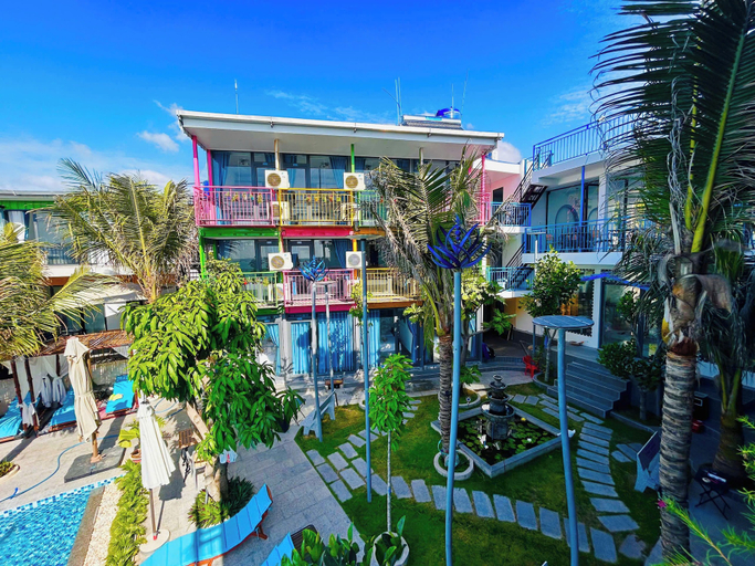 Exterior & Views
