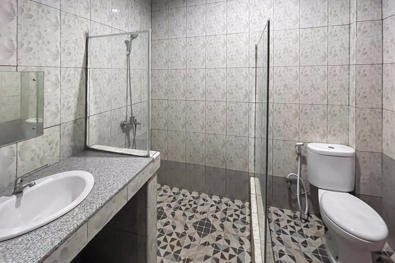 Bathroom 3, Urbanview Hotel Grand Seven One Kaur, Kaur