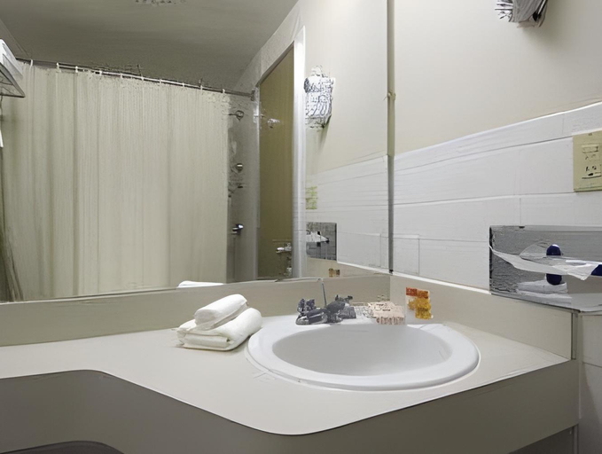 Bathroom, Knights Inn Liberty, Sullivan