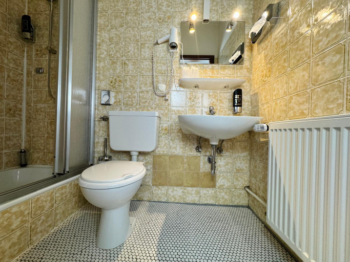 Bathroom 10
