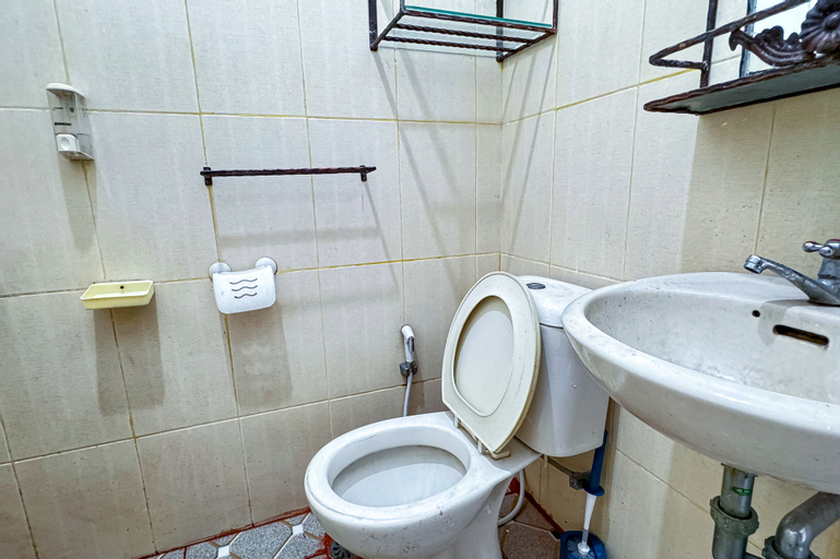 Lathysha Guest House Syariah Mitra RedDoorz - Tap to explore photos