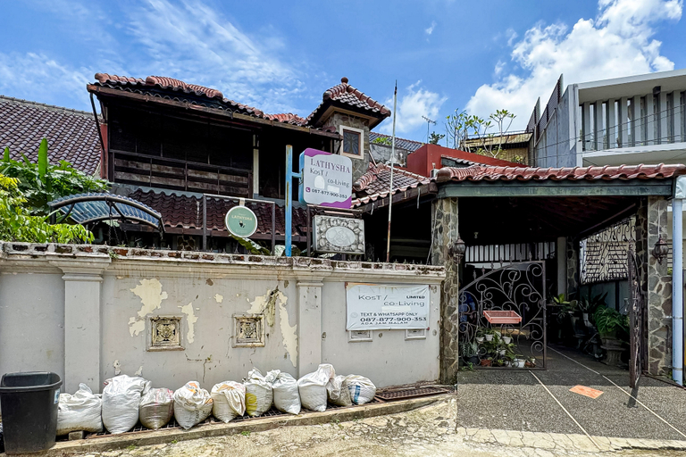 Exterior & Views, Lathysha Guest House Syariah Mitra RedDoorz, Tangerang