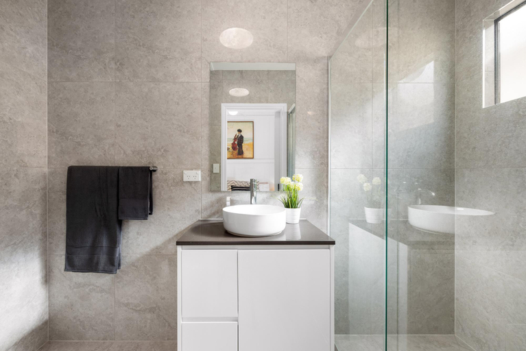 Bathroom 2, CBD/South Bank-5BR House  3.5Baths Aircon 3Carpark, Brisbane