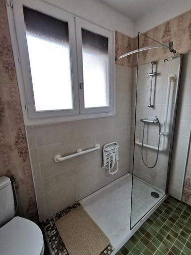 Bathroom 3, Le Senechal, Aveyron