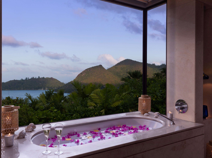 Bathroom, Raffles Seychelles