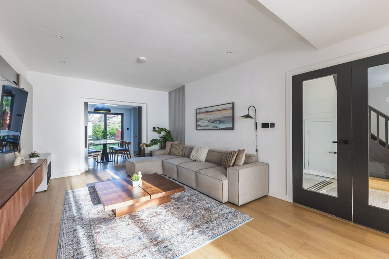 Others 4, Beautiful Flat in Acton, London