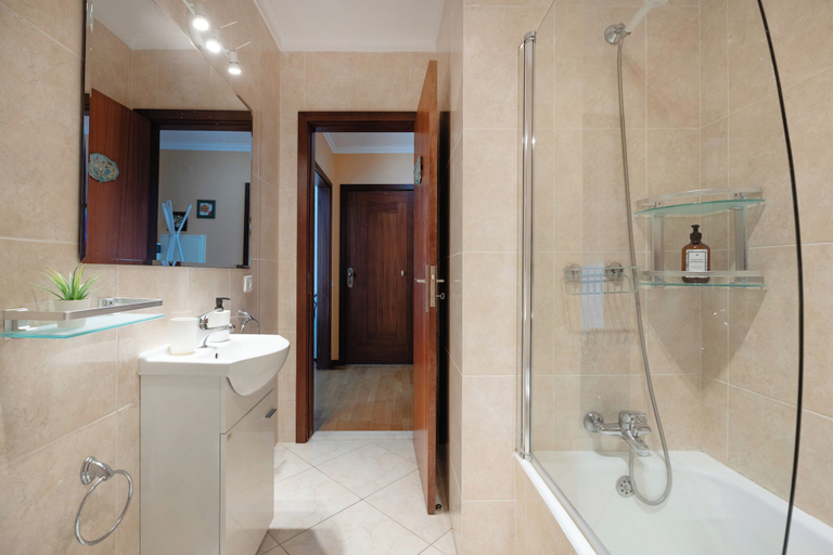 Bathroom 3, Espinho Retreat with Balcony, Espinho