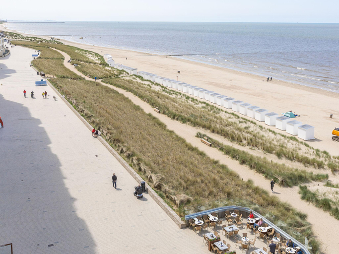 Others 3, Bright apartment with frontal sea view, West-Vlaanderen