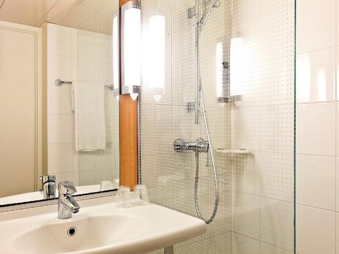 Bathroom 9