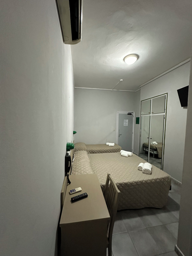 Bedroom 2, Hotel Austria, Rimini