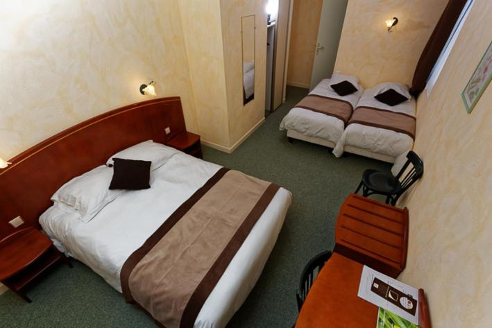 Bedroom 2, Logis Hotel restaurant Bel Horizon, Cantal