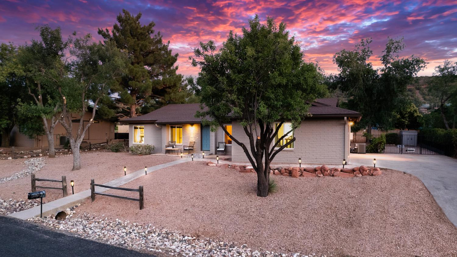 The Saddlerock House - Great Location, Views and Hot Tub!, Yavapai