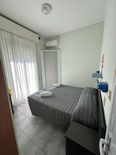 Bedroom 4, Hotel Austria, Rimini
