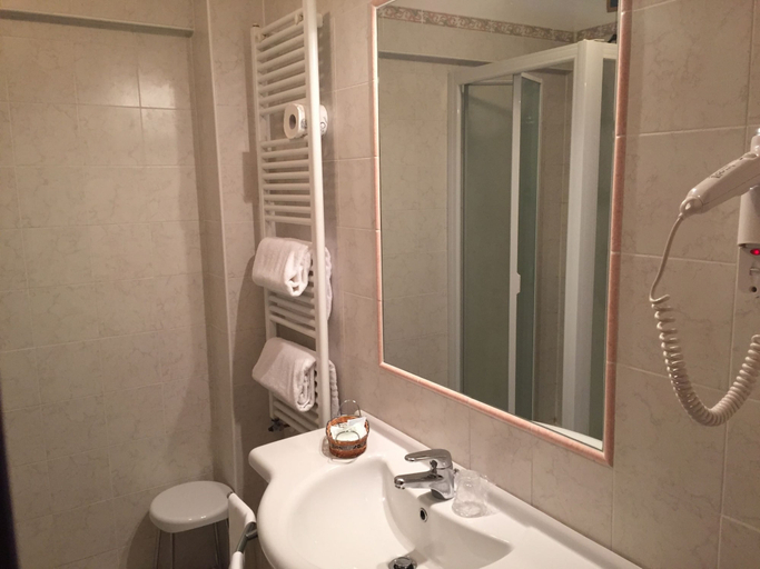 Bathroom 3, Hotel Tiffany's, L'Aquila