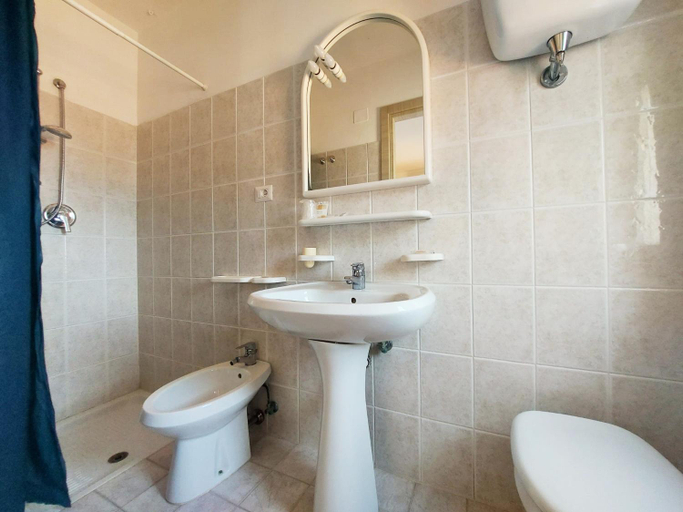 Bathroom 3, Costa Azzurra, Vibo Valentia