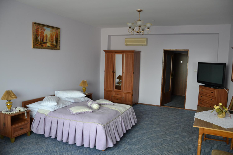 Others 3, Kruiz Motel, Uzhhorods'kyi
