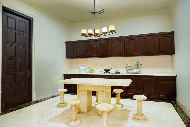 Capital O 94491 Family Homestay, Cirebon