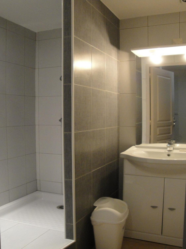 Bathroom 2, L'Hotel du Mediterranee, Pyrénées-Orientales